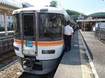 　身延駅に停車中の静岡行き特急「ふじかわ」
