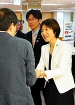 鳥取県東部の党関係者に参院選での支援を訴える出川氏（右）。知名度不足の解消が課題となっている＝４月３０日、鳥取市内