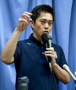 　大阪府庁で記者会見する日本維新の会共同代表の吉村洋文知事＝１７日午後