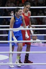 　ボクシング女子６６キロ級２回戦の試合途中に棄権したアンジェラ・カリニ。右はイマネ・ヘリフ＝パリ郊外（ＡＰ＝共同）