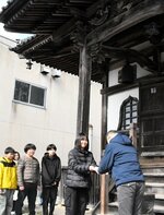 寄付金の目録を角田区長（右）に手渡す谷口さん＝新温泉町湯の薬師堂