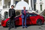 　米ホワイトハウスでテスラ車を前に報道陣と話すトランプ大統領（右）とマスク氏＝３月１１日（ロイター＝共同）