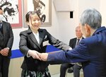 笑顔で賞状を受け取る藤田さん＝１９日、新温泉町の浜坂先人記念館・以命亭