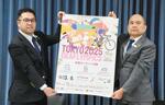 　デフリンピックをＰＲする全日本ろうあ連盟の石橋大吾理事長（右）＝２日、東京都千代田区
