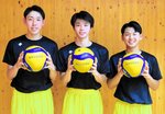 インターハイに向けて気合十分の（左から）谷口さん、井上さん、西崎さん＝鳥取県北栄町の鳥取中央育英高