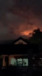 　噴火するフィリピンのカンラオン火山＝１３日（Ｄｉａｎｎｅ　Ｐａｕｌａ　Ａｂｅｎｄａｎ提供、ロイター＝共同）