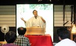 伝統的な風情を残す三百田氏住宅で落語を披露する桂さん（提供）