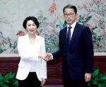 　握手する日本外務省の北村俊博外務報道官（右）と中国外務省の毛寧報道局長（毛寧氏のＸから、共同）