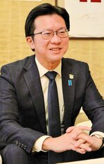 米子の発展に向けた１年にしたいと語る伊木市長＝米子市役所