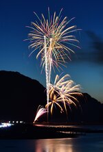 淡い空と花火が競演