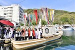 接岸された２隻の船に乗り込み儀式に臨む当屋と氏子たち＝７日、松江市美保関町美保関