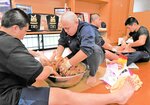ちゃんこの具材となる２種の特製団子を作る相撲部員＝鳥取市西品治の鳥取城北高相撲場