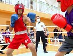 青森県で開かれた第２回全日本マスボクシング選手権のリングに立った松舘志さん（左）＝２０２２年９月（松舘美穗さん提供）