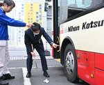 バスの整備状況を確認する乗務員ら