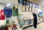 わかとり国体で着用された衣装や大会プログラムなど貴重な品が並ぶ会場＝１３日、鳥取市布勢のヤマタスポーツパーク体育館
