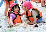全身で川遊びを楽しむ園児ら