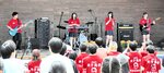 観客の前で演奏する高校生バンド＝１８日、南部町のとっとり花回廊野外ステージ