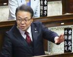 　４月５日、参院本会議場の議席に着く世耕弘成氏