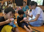 桃の果肉入りのかき氷を頬張る参加者＝２８日、鳥取市中砂見のトリノス神戸