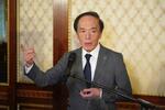 　イタリア北部ストレーザ近郊で記者団の取材に応じる日銀の植田総裁＝２３日（共同）