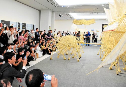 動く作品を鑑賞する来場者