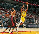 　ヒート戦でシュートを放つレーカーズの八村（２８）＝マイアミ（ＮＢＡＥ・ゲッティ＝共同）