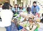 ネギや山菜などを販売する社員ら