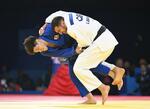 　男子９０キロ級決勝　ジョージア選手（右）と対戦する村尾三四郎＝パリ（共同）
