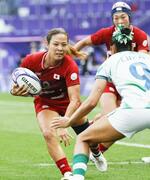 　日本―ブラジル　前半、突進する内海＝パリ郊外（共同）