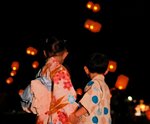 海風に舞うランタンの明かりを見つめる子どもたち＝香美町香住区のしおかぜ公苑（ＦＯＯＤＧＡＲＤＥＮ提供）