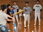  児童と野球で触れ合う岩美高野球部員ら＝２１日、岩美町新井の岩美南小 