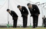 　尼崎ＪＲ脱線事故の発生時刻に合わせ、事故現場に向かい黙とうするＪＲ西日本の長谷川一明社長（中央）ら＝２５日午前９時１８分、兵庫県尼崎市（代表撮影）