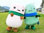 養父市の新たなイメージキャラクターとしてお目見えした「やっぴー」（左）。１４年前にデビューした先輩キャラの「やっぷー」と一緒にまちのアピールに一役買う＝養父市八鹿町八鹿のやぶ市民交流広場