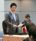 　新任検事の辞令交付式で法相の訓示を代読する高村正大法務副大臣＝７日午前、法務省
