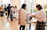 イラストや写真が飾られたブースで作品をＰＲする参加者