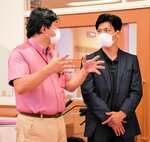角田病院長（左）からリハビリ内容などを聞く村田さん＝２６日、米子市錦海町３丁目