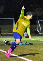 バンメル鳥取―けろー会　バンメル鳥取は後半、村尾がゴールを決めて５－１とする＝東郷運動公園