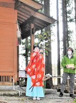 夏山開きの神事で、四方払いを行って高原を清める橋本宮司＝１８日、香美町村岡区大笹の大山祇神社