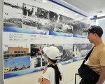  展示されたパネルを見る空港利用者＝７日、境港市佐斐神町 