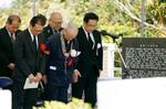 　慰霊祭で黙とうする遺族代表の杉尾貞敏さん（右から２人目）ら＝７日午後、鹿児島県枕崎市
