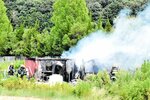 消火活動に当たる消防隊員ら＝５日午後２時５０分ごろ、鳥取市覚寺