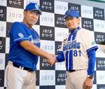 　記者会見で握手を交わす中日・井上監督（左）とＤｅＮＡ・三浦監督＝横浜