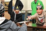 自作の鬼の面をかぶり、豆まきを楽しむ児童