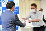 武中院長（手前左）に目録を手渡す奥洞代表