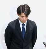 　報道陣の取材に応じ、謝罪するサッカー日本代表の佐野海舟＝２８日、千葉市