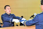修了証書を受け取る長谷川さん＝２２日、福岡県柳川市のボートレーサー養成所（日本モーターボート競走会提供）