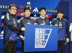 　サッカーＷ杯北中米３カ国大会への出場を決め、記者会見で写真に納まる（左から）山本昌邦ナショナルチームダイレクター、森保一監督、遠藤航主将、宮本恒靖会長＝３月、千葉市内