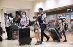 　ゴールデンウイーク最終日、旅行客らで混雑する羽田空港の国内線到着ロビー＝６日午後