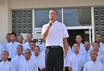 出発前にあいさつする羽根主将