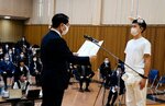 白うさぎダンサーズとして鳥取をＰＲした職員の業務精励をたたえる平井知事（左）＝９日、鳥取県庁